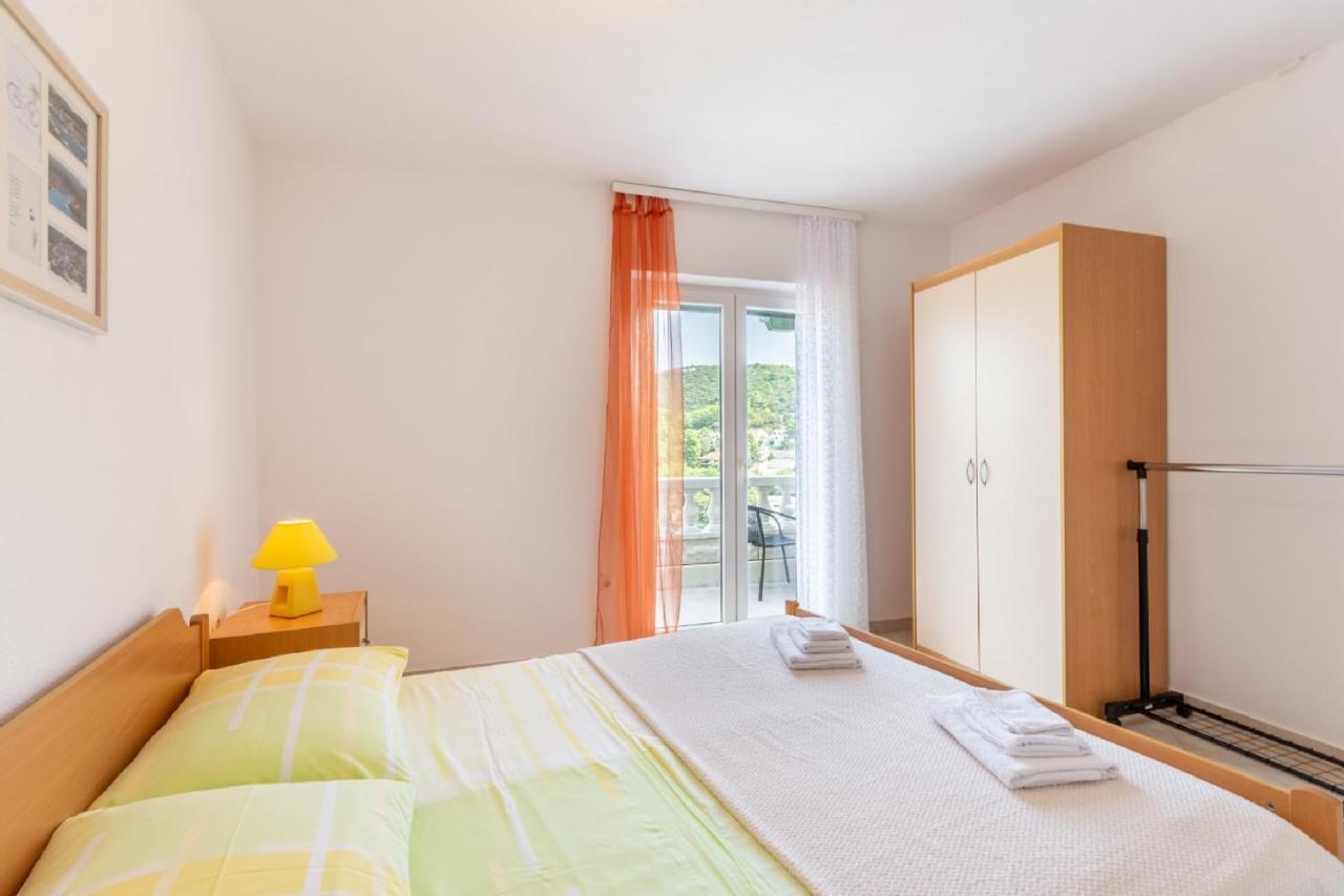 Apartments Darija Pucisca Bagian luar foto